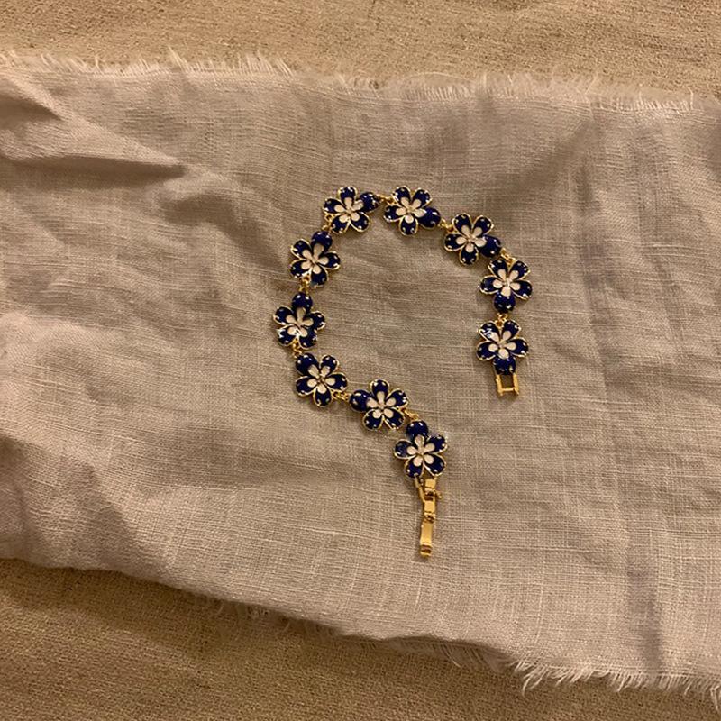 Golden Shell Retro Flower Women's Bracelet Light Luxury Versatile High End Unique Design Girlfriend Accessories Banquet Jewelry KTJ