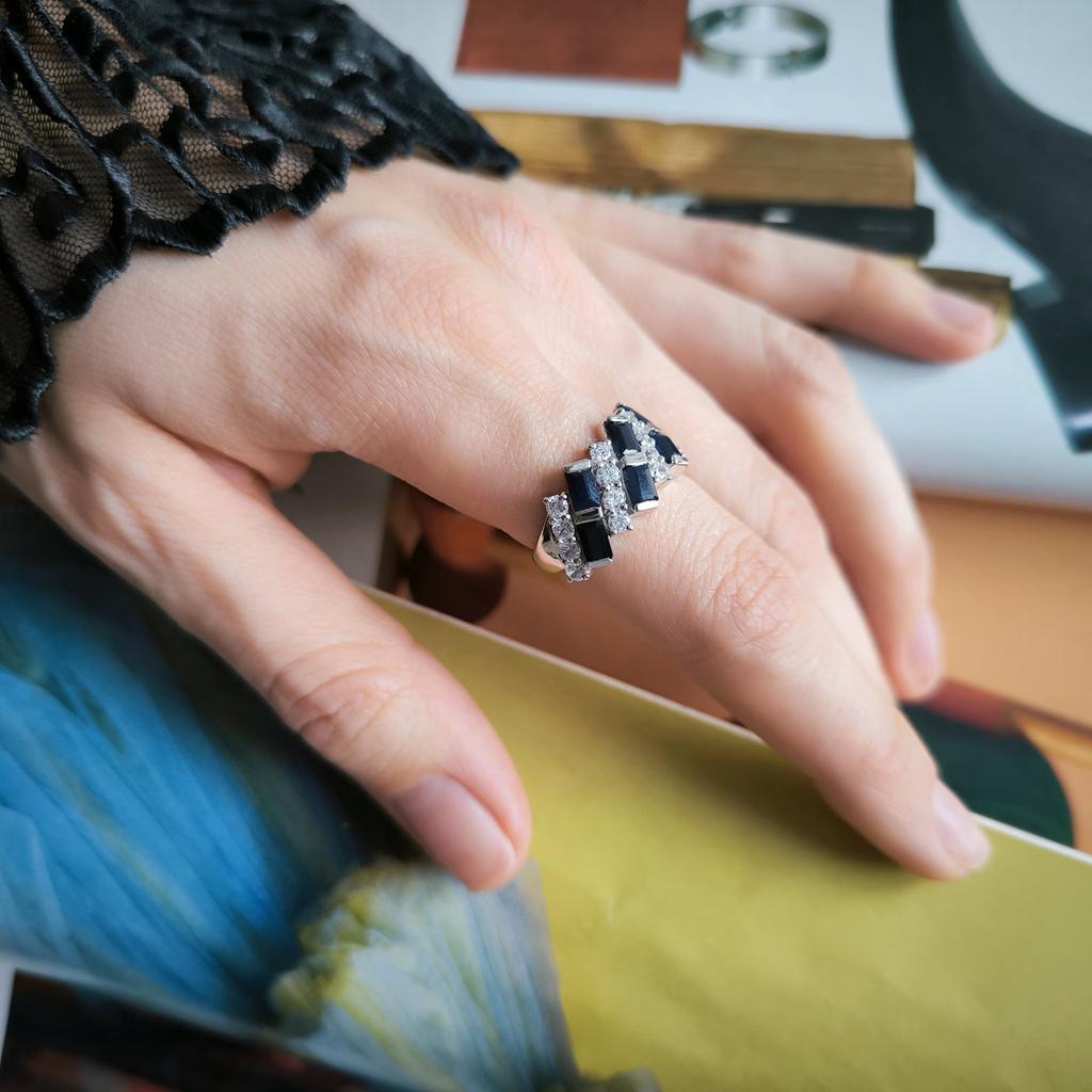 Серебряное кольцо с натуральным сапфиром 5.625ct, фианитами, вес изделия 5,4 гр (2202875)