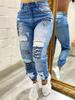 Zerrissene Jeans mit Buchstabendruck und schräger Tasche, lässige Jeans für Damen