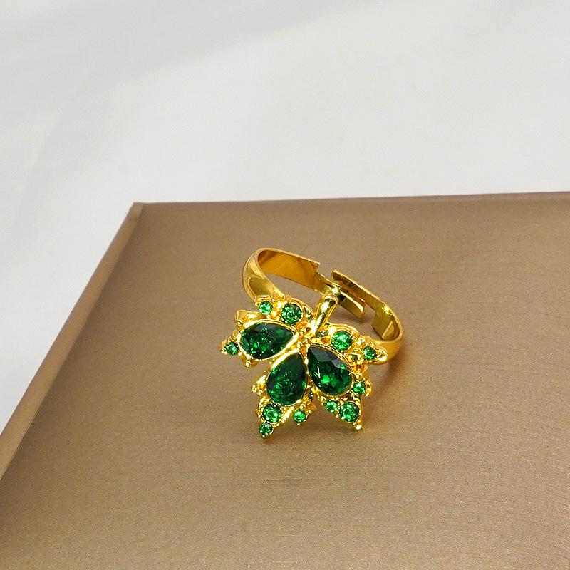 Autumn Maple Leaf Pendant Necklace - High-End Niche Design for Women