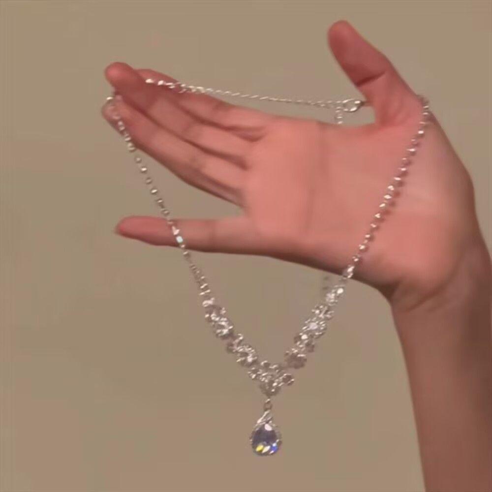 

Синее ожерелье с цирконом в виде капли воды, дающее ощущение холода, женское, легкое, роскошное, с темпераментом, с ощущением продвинутости, цепочка до ключицы, в стиле принцессы, атмосферное ожерелье
