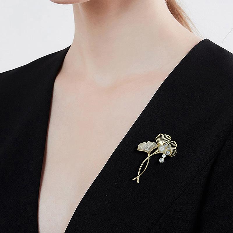 Small Fragrance Classic Double C Letter Pearl Brooch