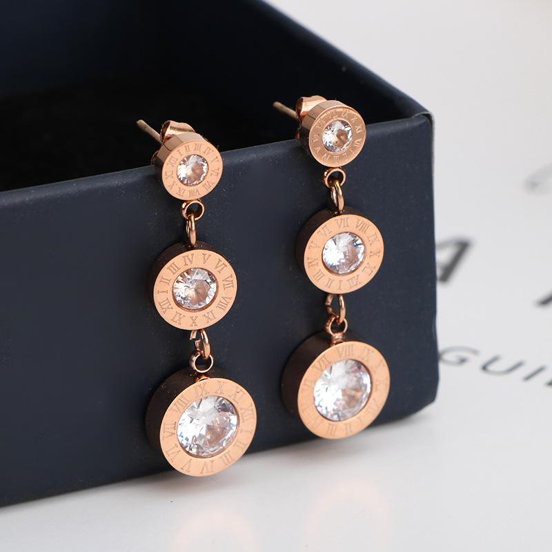 Lange Modelle unregelmäßiger römischer digitaler runder Anhängerohrringe mit Diamantohrringen im Nischendesign