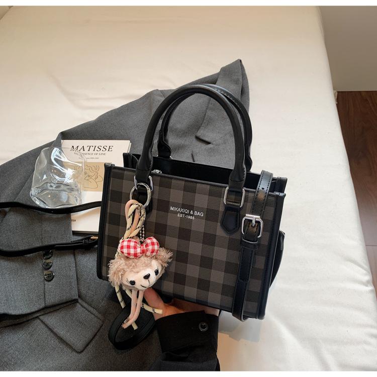 Versatile large-capacity commuter bag women's new Korean version of foreign-style plaid handbag fashion casual messenger bag