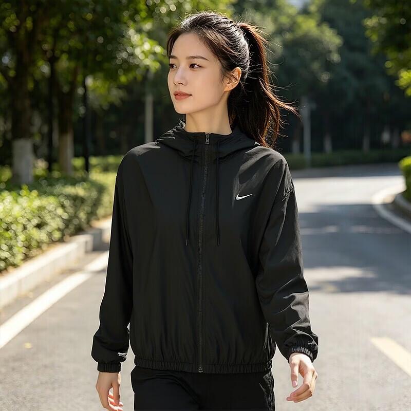 Nike Women s Woven Hooded Jacket S