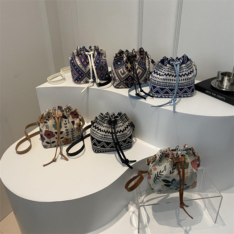 New ethnic style embroidery bucket bag women's Korean version fashion drawstring shoulder bag versatile casual messenger bag
