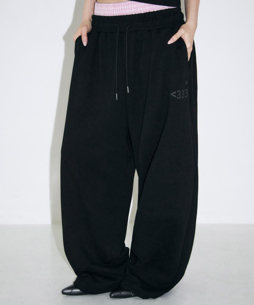 Seulliggeullou Love Emoji Check Layered Sweatpants [Black]