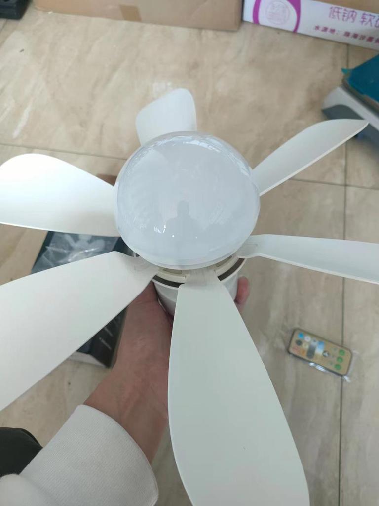 E27 Silent Fan Light with Intelligent Control for Home & Restaurant