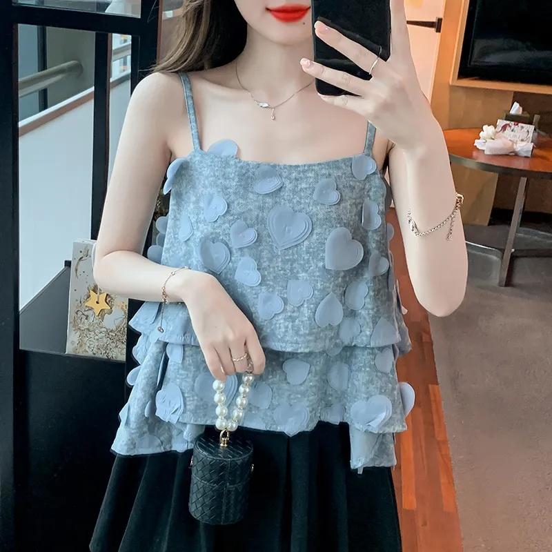 

Women 3d Heart Applique Spaghetti Strap Tiered Camisole Top OneSize небо синє кольору