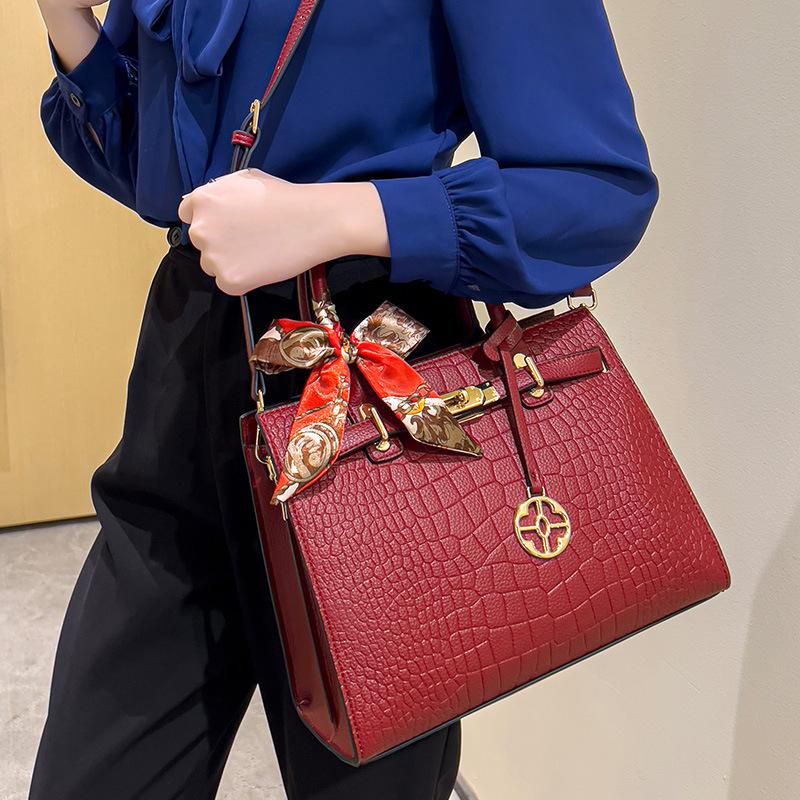Luxury casual handbag for middle-aged mothers, 2024 summer new crocodile pattern handbag, elegant commuter tote bag for middle-aged women красный