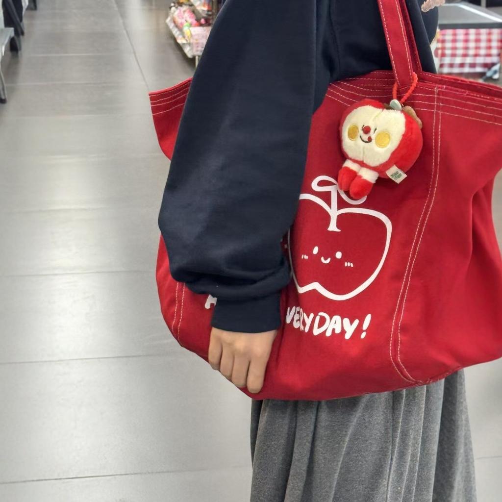 [Daily Apple] A big red canvas bag that can hold everything in a festive atmosphere, a shoulder backpack, and a shopping bag.