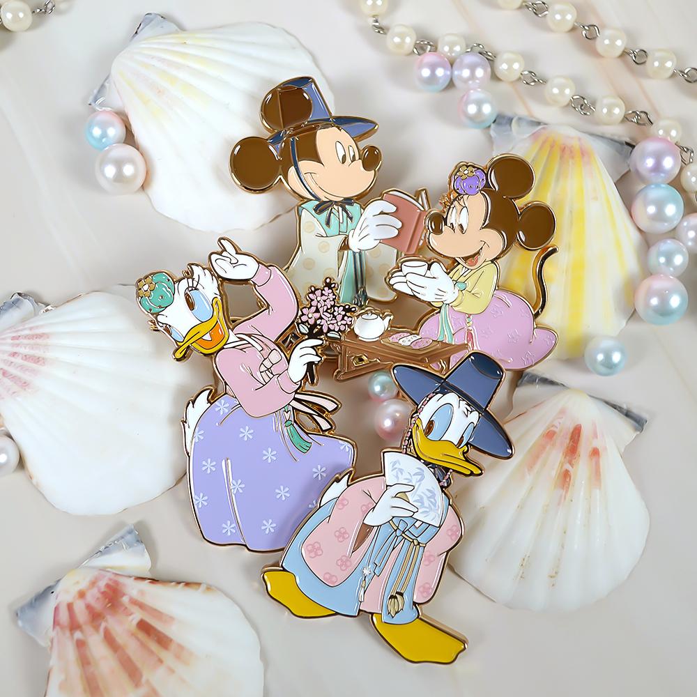IKNOWK Disney Mickey And Friends Hanbok Single-Sided Badge