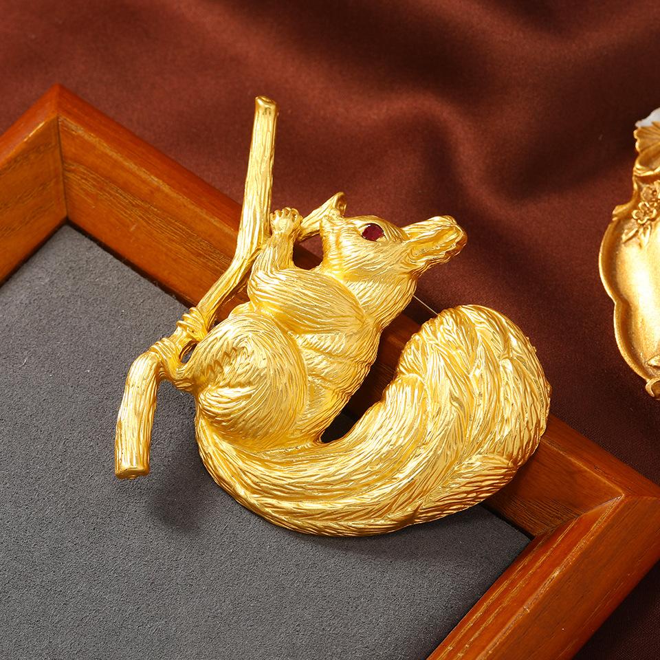 Creative and Cute New Simulation Animal Pin for Women's Simple Cardigan Anti Glare Squirrel Brooch Accessory