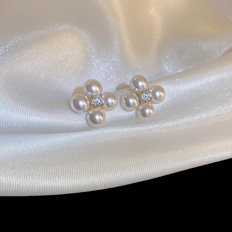 1Pair Simple Flower Pearl Sweet Earrings Trendy White Imitation Pearl Earrings For Women Elegant Bridal Wedding Jewelry