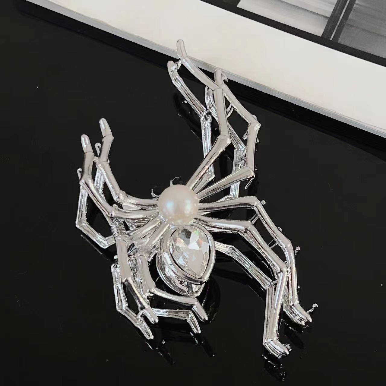 

1 шт. Готическая заколка для волос Металлический дизайн Жемчужные и кристальные акценты Идеальные панк-образы Хэллоуинские образы Уникальные эффектные аксессуары для волос