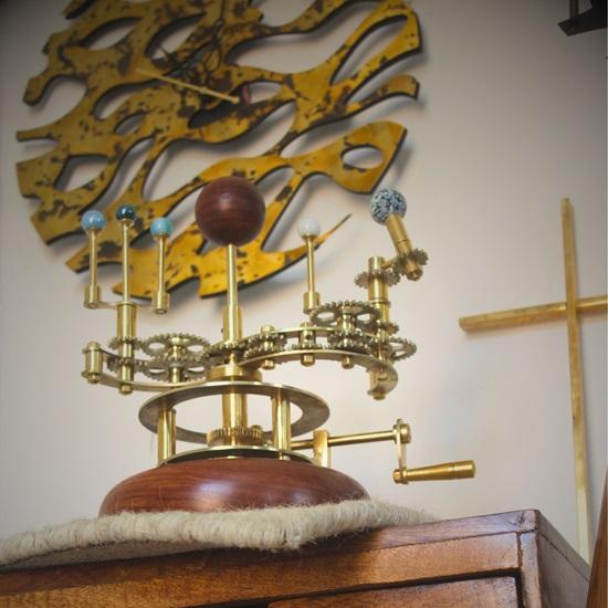 25,4 cm großes Orrery aus Messing, ein luxuriöses Kunstwerk für Bücherregale, ein funktionales Modell des Sonnensystems mit Planeten