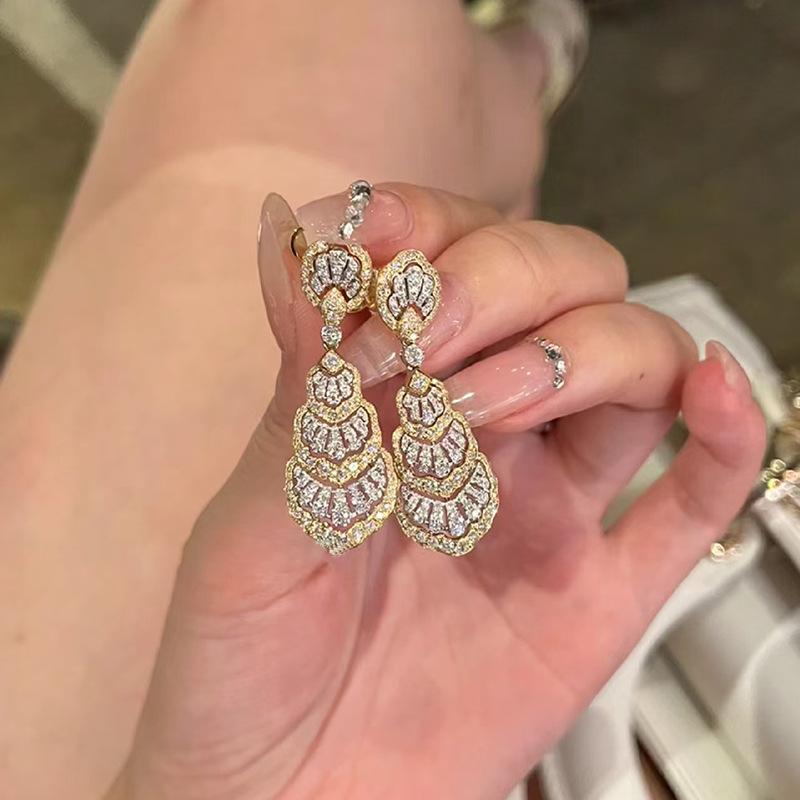 Medieval Gold Fan-Shaped Water Drop Temperament Earrings, Long Fringed Retro Earrings, Femininity, High-End Design Earrings.