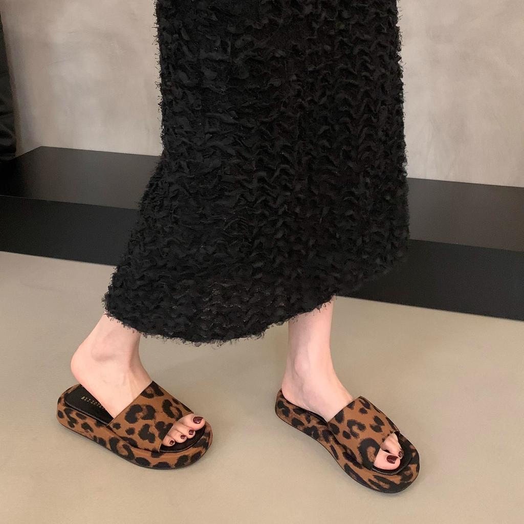 Small man increases height, thick-soled cool slippers, women's shoes wear 2025 new summer leopard print muffin bottom one-word slippers