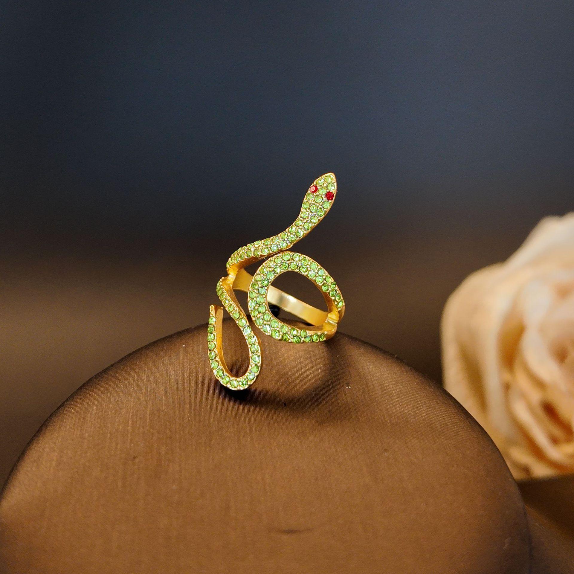 

Новое поступление Винтажное медное кольцо-заявление со вставками из циркона, с розовой эмалью и рельефным изображением свернувшейся змеи M201