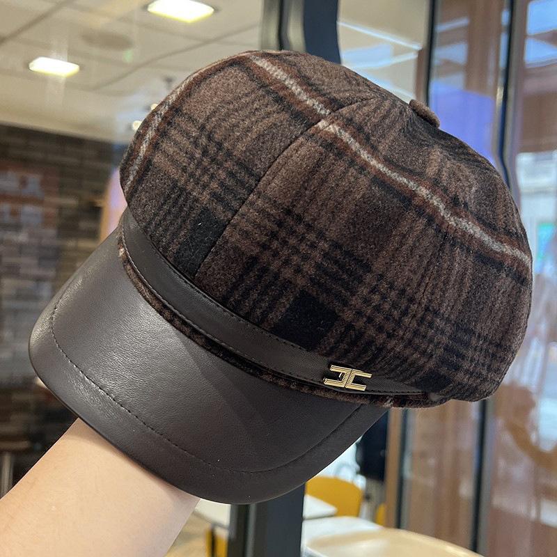 

Женщина в восьмиугольной шляпе с ретро клетчатой буквенной этикеткой из лоскутной ПУ кожи излучает очарование путешествий осенью и зимой. M（56-58cm）