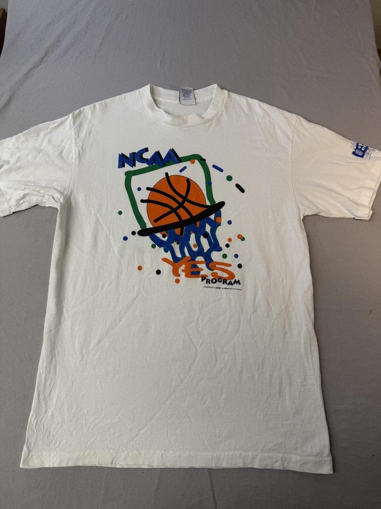 VTG 1996 NCAA Basketball T-shirt March Madness Elite Eight L