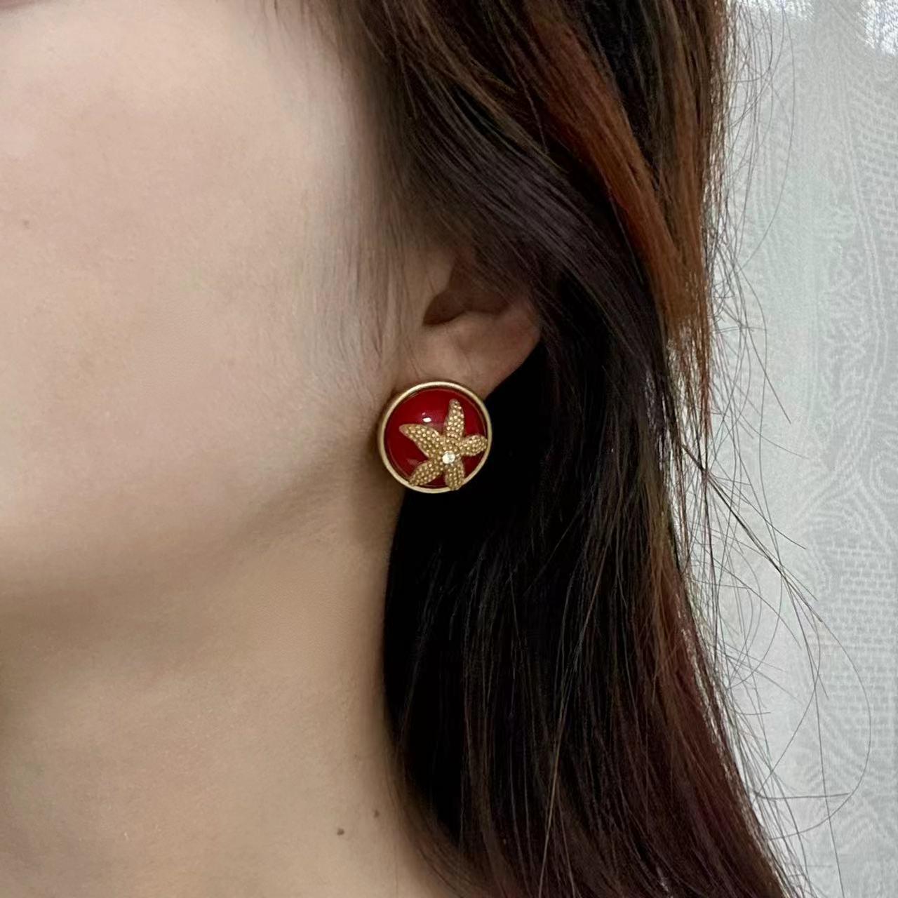 

Retro High-Fashion Round Stud Earrings with Natural Stone, Pearl, and Starfish Design