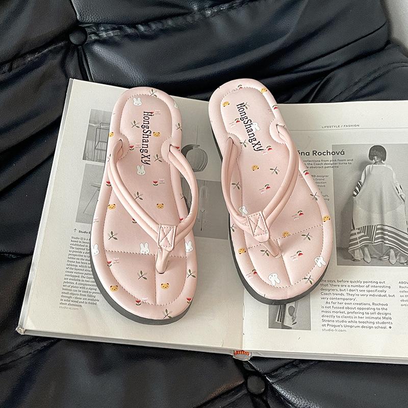 Small fresh and comfortable cute cartoon flip-flops women 2025 new summer wear casual beach versatile cool slippers