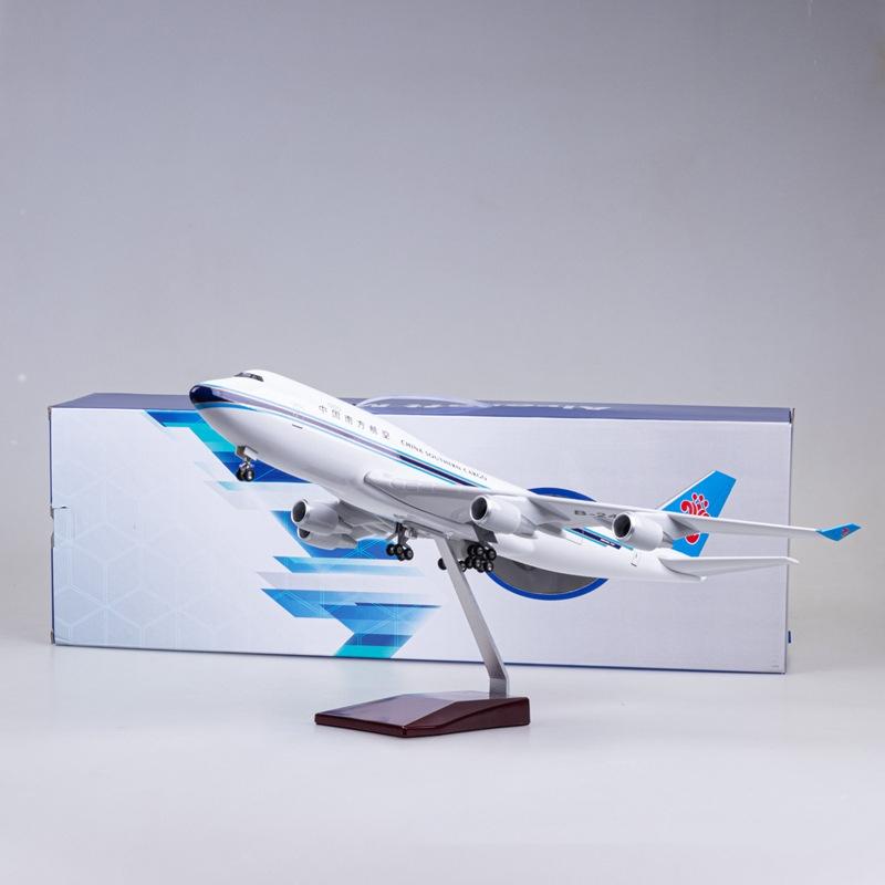 Boeing 747 B747 Southern Airlines Model Airplane 1/150 Scale 47CM Aircraft Resin Diecast Display With Light & Wheel Landing Gear
