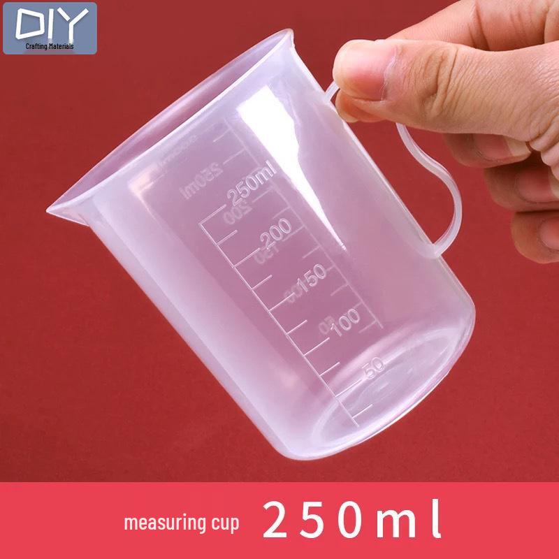 DIY Epoxid-Werkzeugset mit Handschuhen, Messbechern, Waage, Pinzetten, Tropfer, Schleifpapier, Politur und Stanze.