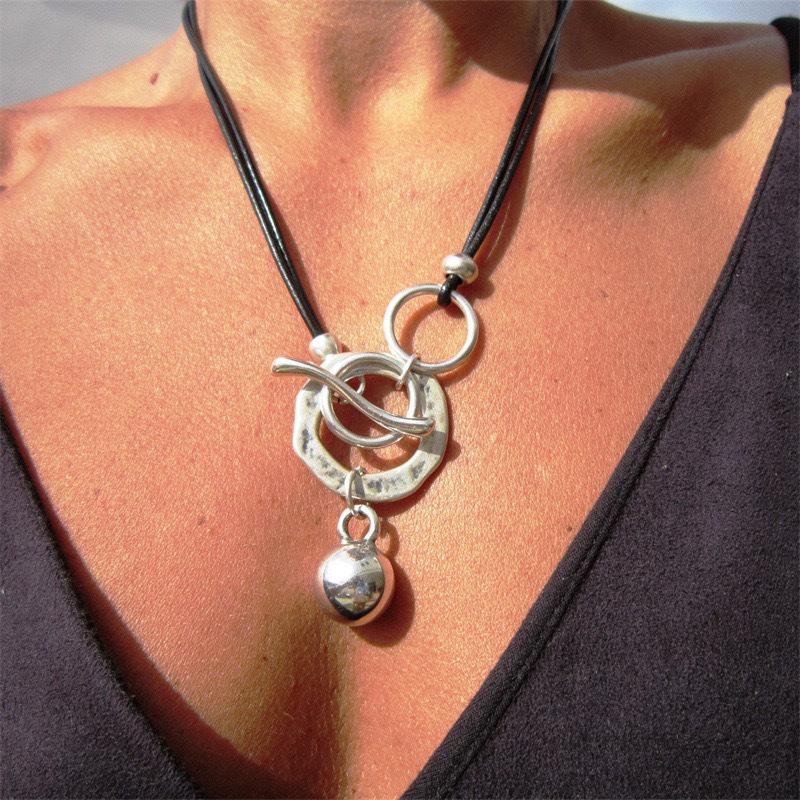 OT Buckle Round Pendant Necklace - Trendy Minimalist Style