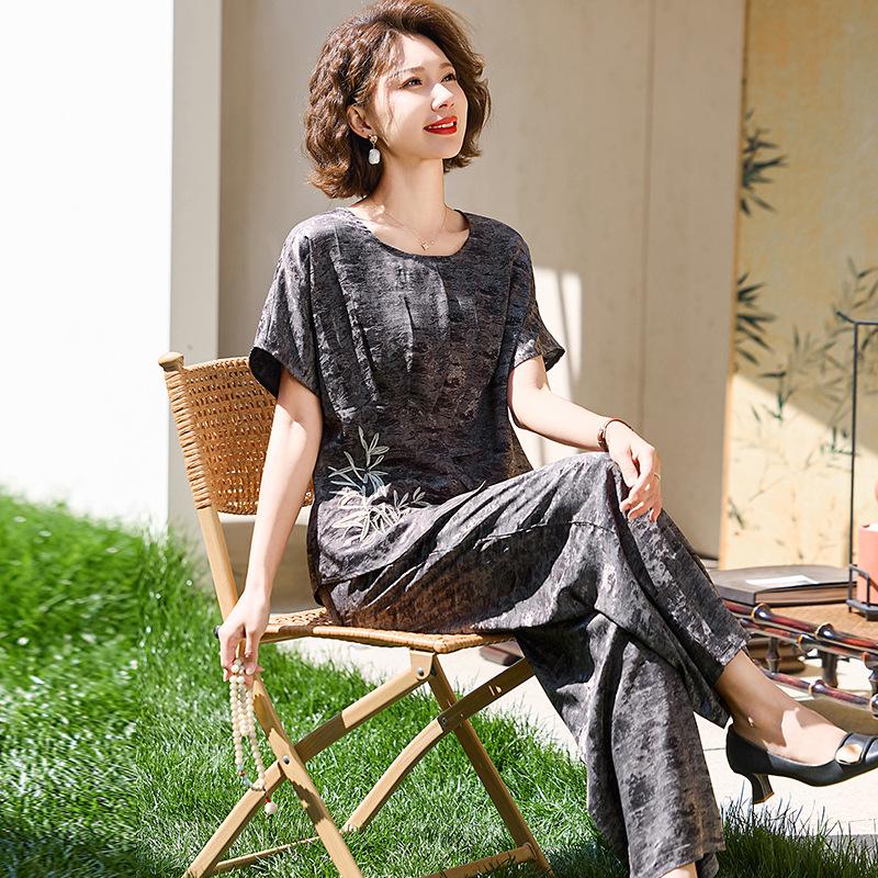 

Элегантный цветочный комплект из двух частей: Летний топ с коротким рукавом и брюки широкого кроя для стильных женщин 4XL (135-145 kg) черный серый