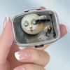 Tragbare Pillendose mit 2 Fächern, Mini-Metall-Medikamenten-Organizer-Etui, Niedlicher bedruckter Pillenbehälter für Vitamine, Pillen, Schmuck, Reisen, Tägliche Anwendung