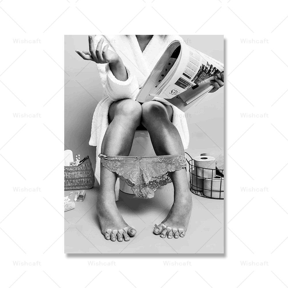 

Девушка сидит на унитазе и читает газетные принты, интересный художественный постер для ванной комнаты, ретро-фотографии, стены, декор интерьера, фотографии 40x60cm No Framed