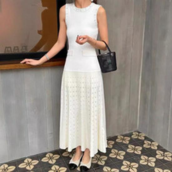 2025 Summer Korean V-neck Short-sleeve Knit Dress - Cinched Waist & Elegant Style