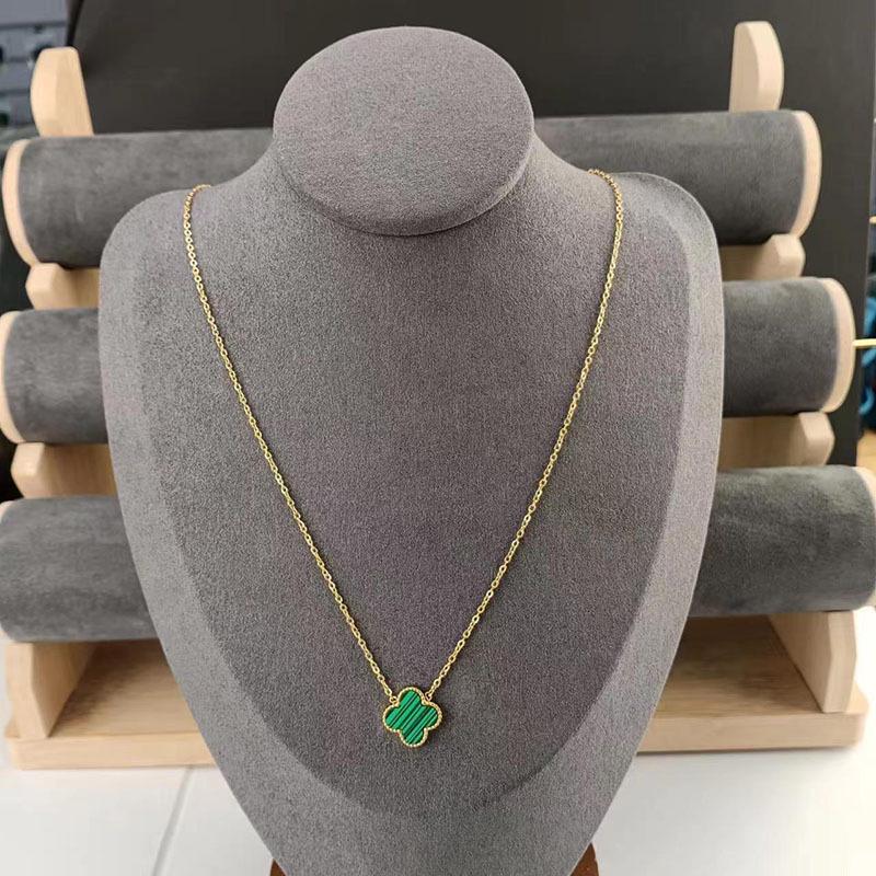 

Двустороннее ожерелье «Четырехлистный клевер» из титановой стали 18 карат с бриллиантами