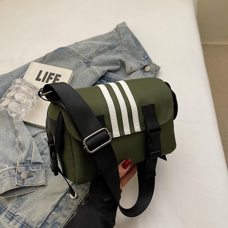 

Large capacity bag women 2025 new niche design casual messenger foreign style sexy commuter fashion pillow bag зелёный