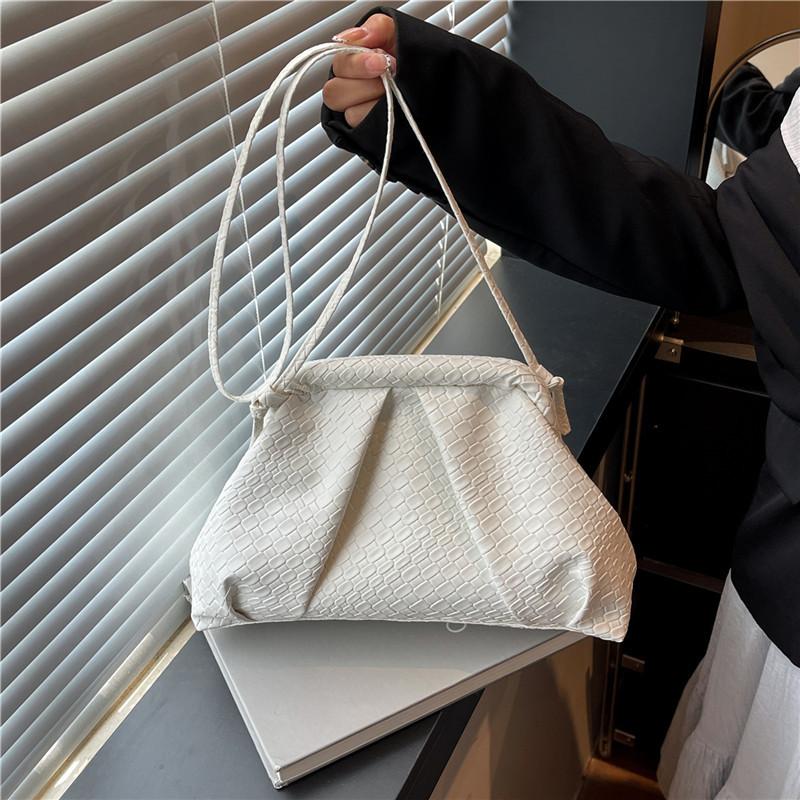 

Stylish and simple cloud woven bag, women s high-end sense versatile solid color woven bag chain single shoulder underarm oblique span bag белый