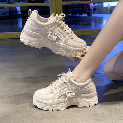 Damenschuhe 2025 neue trendige Mode koreanische Version erhöhende weiße Schuhe erhöhende Lederoberfläche wasserdichte Schuhe Studentin Papa-Schuhe