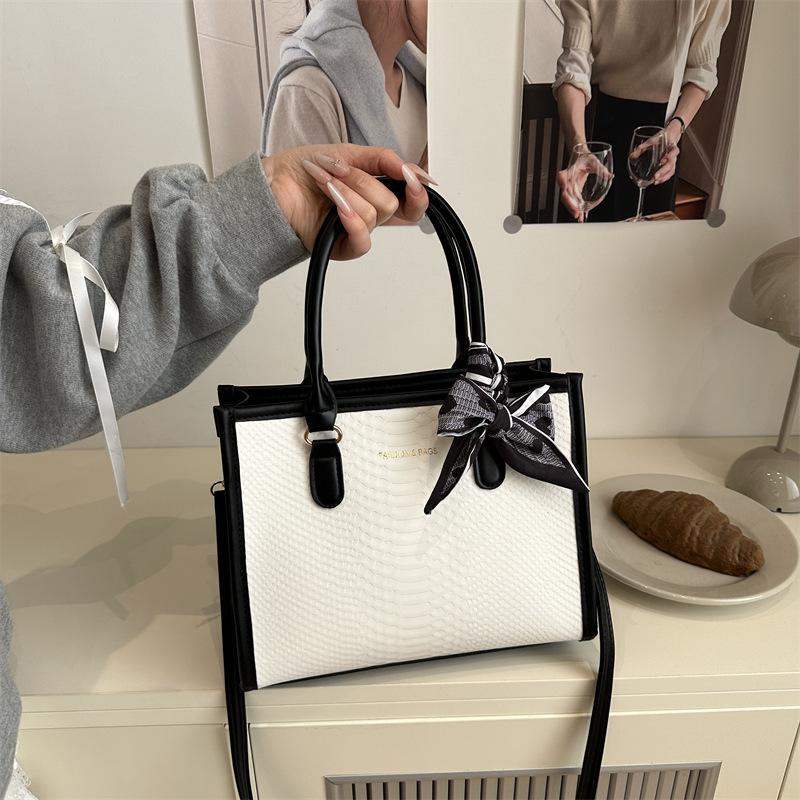 

Stylish new large-capacity contrasting color tote bag women s versatile commute to work simple spring niche messenger bag чёрный