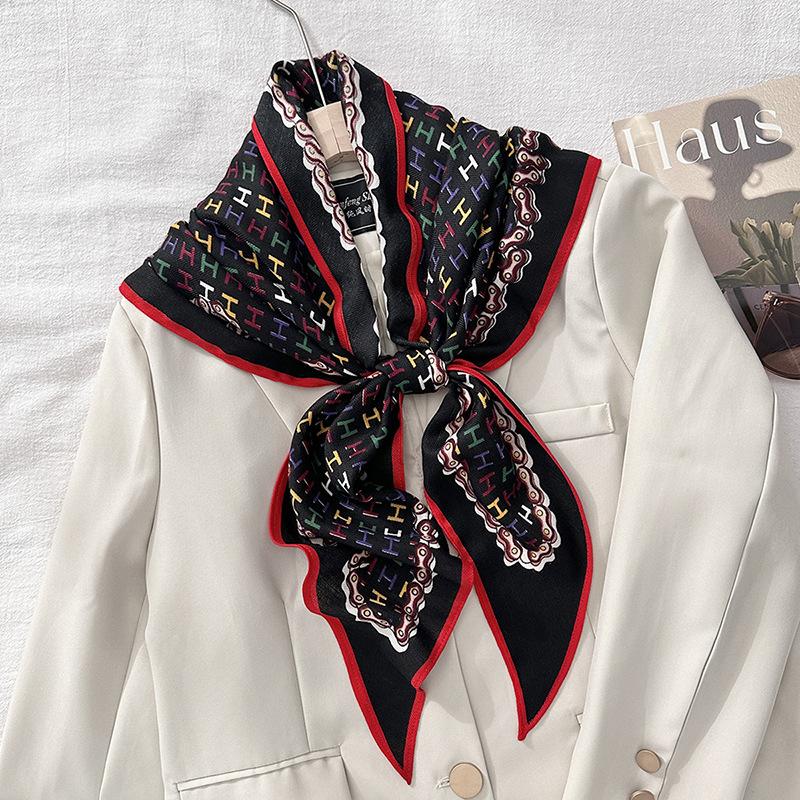 Travel outside with a chain letter printing triangle scarf autumn women's fashion and elegance with shawl