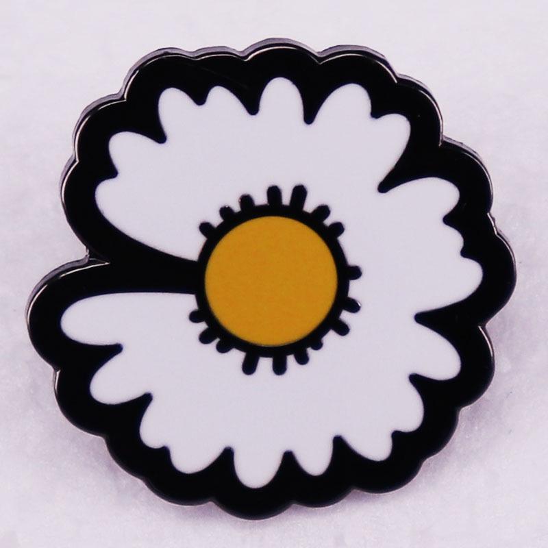 

GD Daisy Flower Brooch Badge
