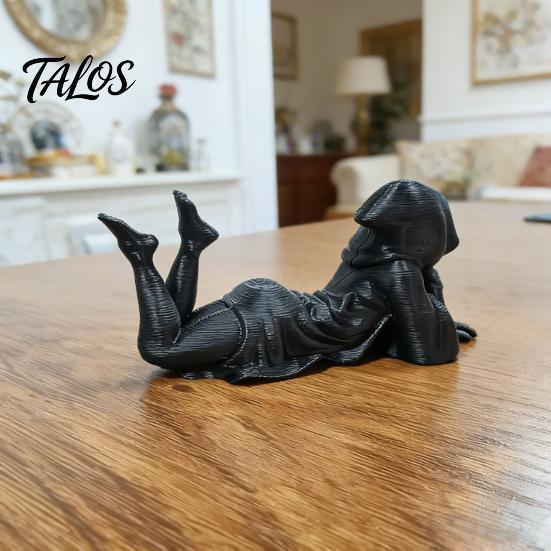 Figurina Decorativa da Esposizione, Figura di Dama con Cappuccio Sdraiata, Falciatore, Scultura Dark Fantasy Gotica Stampata in 3D, Elegante Ornamento da Scrivania, Donna con Veste Nera