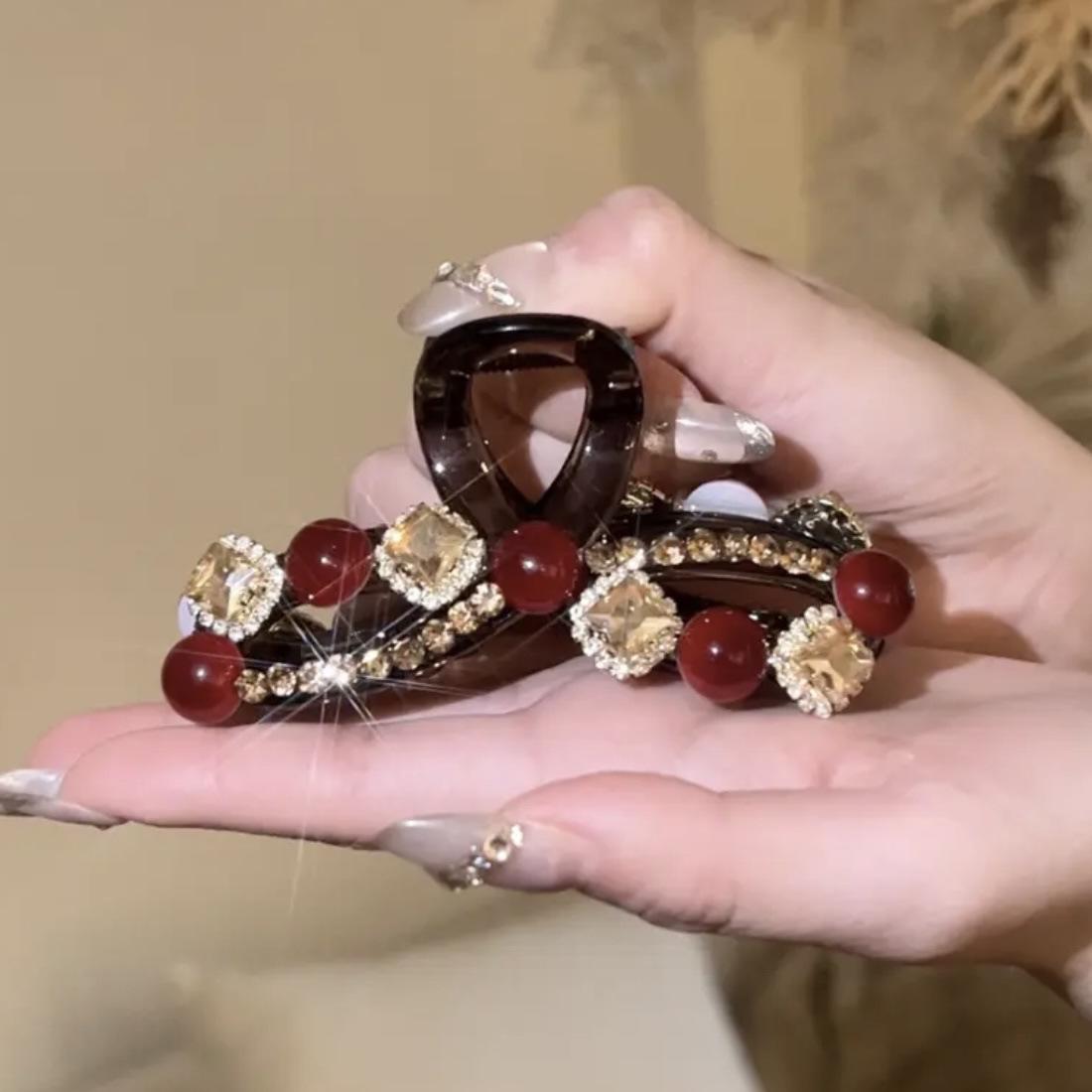 

Элегантная красная заколка для волос в виде акулы с бисером и стразами - сверкающий новогодний головной убор