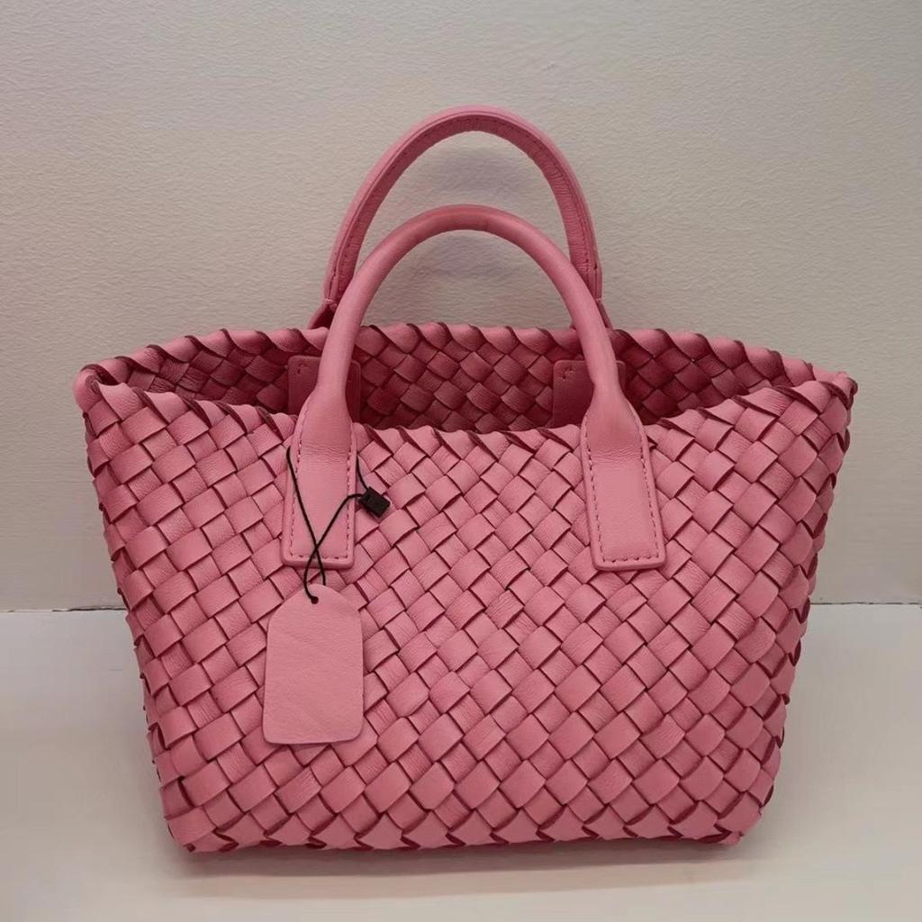 Fashion new lambskin hand-woven handbag wholesale casual versatile vegetable basket genuine leather women's bag messenger bag
