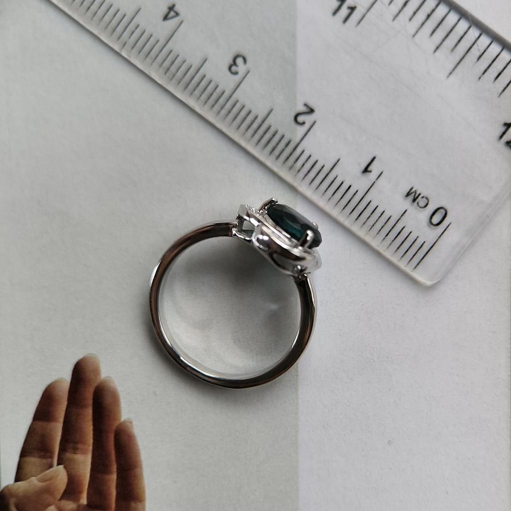 Серебряное кольцо с топазом Лондон Блю 1.091ct, фианитами, вес изделия 3,05 гр (2178026)