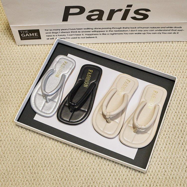 Girls slippers 2025 summer new foreign style soft sole medium older children sandals children wear beach shoes flip-flops tide