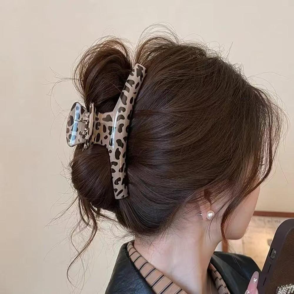Chic leopard pattern shark clip, popular Korean hair accessory for women's hair styling, elegant and trendy