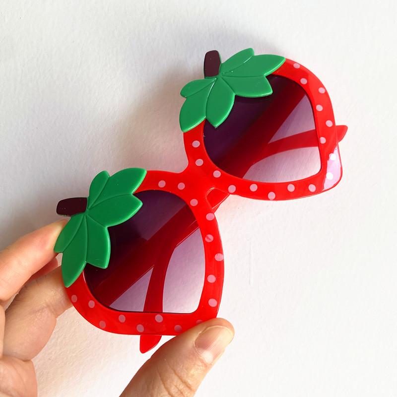 

Fashion Cartoon Sun Glasses Kids Cut Anti-UV Spectacles Funny Eyeglasses Simplity Google Children Strawberry Sunglasses as picture