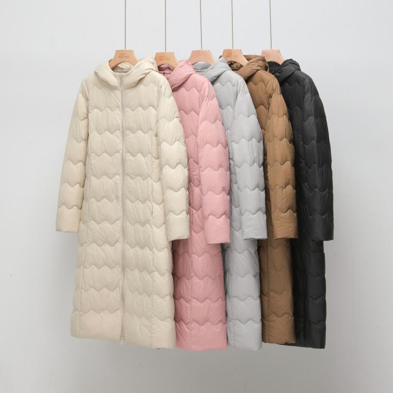 Damska kurtka puchowa 2025 o kroju slim fit ze wzorem fali i kapturem