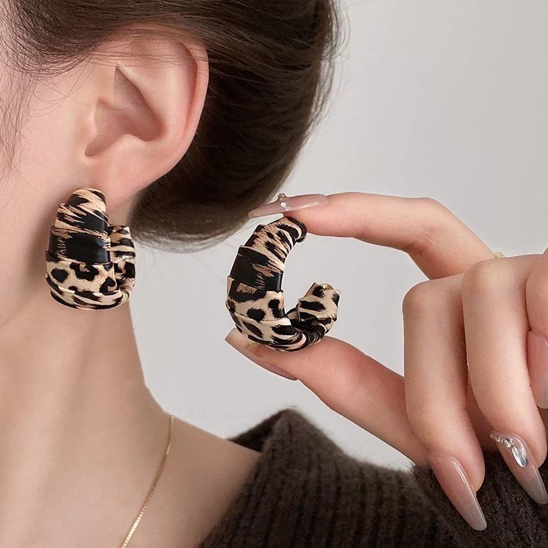 Trendy European & American Leopard Print Leather Hoop Earrings - Retro, High-End Light Luxury with Niche Personality